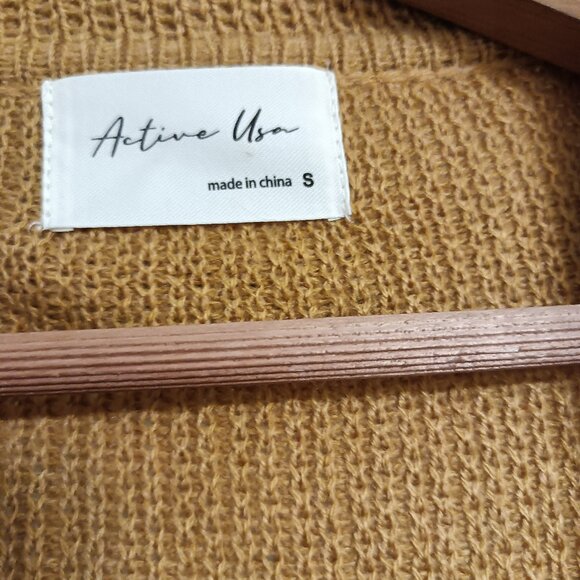 Stay Cozy with Active User's Cardigan! - Picture 2 of 2